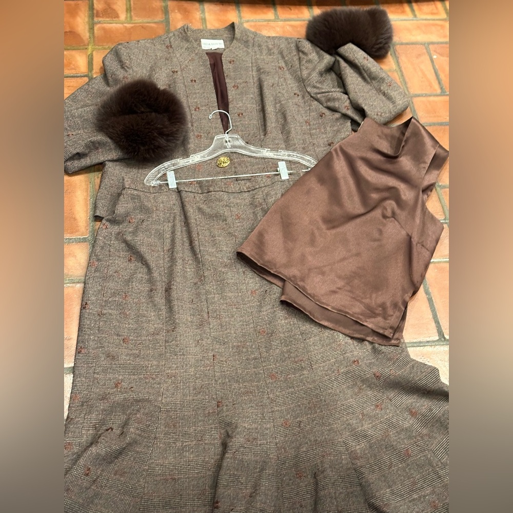 Gorgeous Vtg LILY & TAYLOR Jacket/Skirt Suit Brown Sz 20 with Fur - Picture 3 of 6